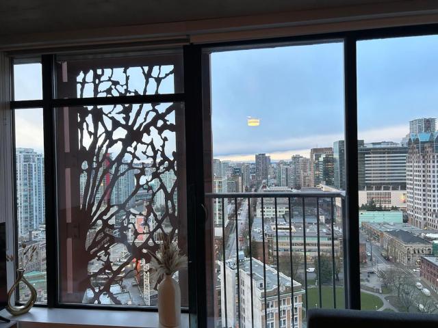 Cozy Gastown condo with a view!