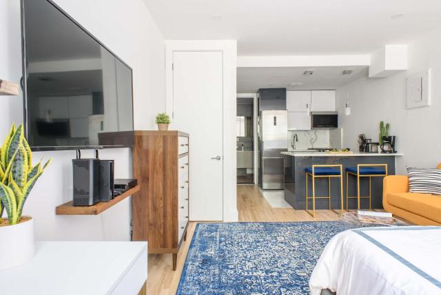 1597-3 Studio Upper East Side Apt W&D in unit
