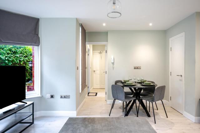 Modern 2 Bed Flat, Wifi, Parking, Self Check-in, 2 bathrooms, Close to Stepping Hill & Motorways, Long stays, Sleeps 5