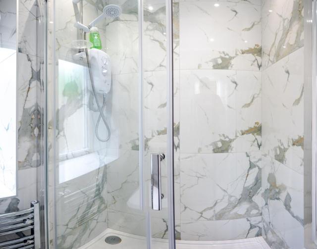 Modern 2 Bed Flat, Wifi, Parking, Self Check-in, 2 bathrooms, Close to Stepping Hill & Motorways, Long stays, Sleeps 5