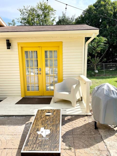 10 Beds, 2 Homes, Hot - Tub Near Downtown!