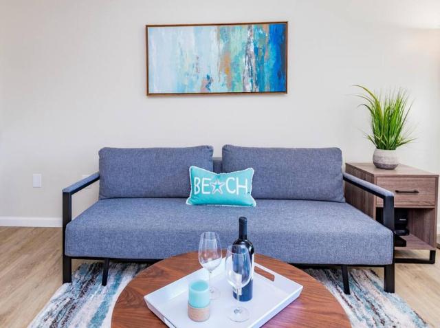 Ilikai Collection 6- Stylish 1BR- Mountain View- Beachfront Resort