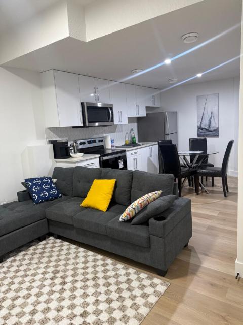 Lush 1 Bedroom house with WiFi in Edmonton
