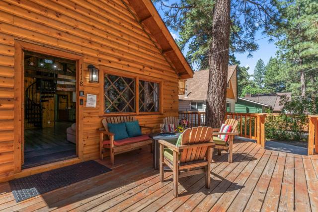 The RobinHood Retreat! A 1 min Walk to SnowPlay!