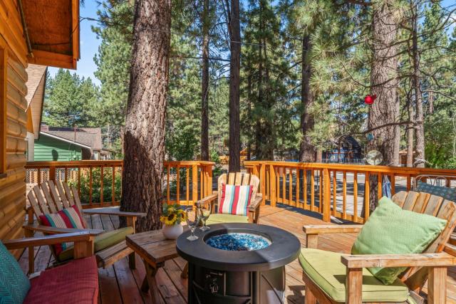 The RobinHood Retreat! A 1 min Walk to SnowPlay!