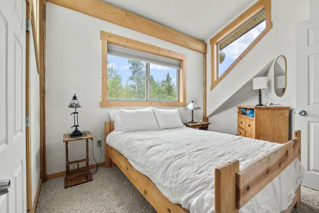4BD Log Home in Twin Lakes Amazing Views Pets OK