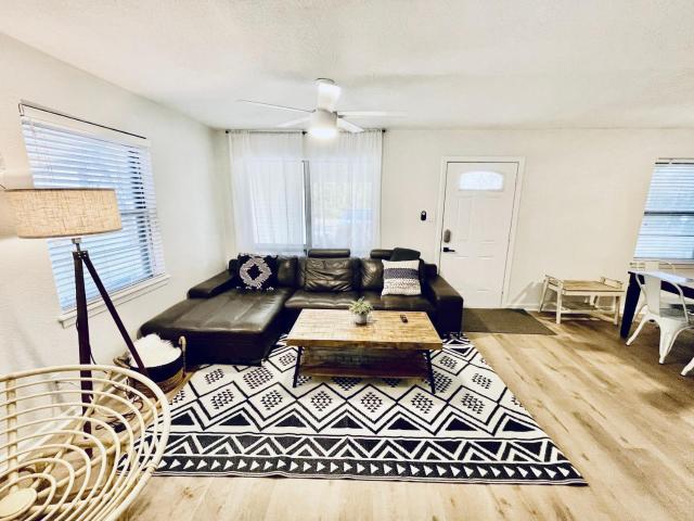 10 Beds, 2 Homes, Hot - Tub Near Downtown!