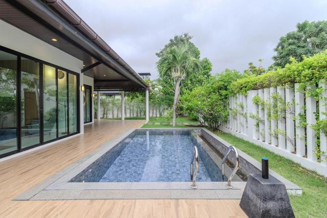 V242 Prime Location 2BR with Pool&Garden Near Beach