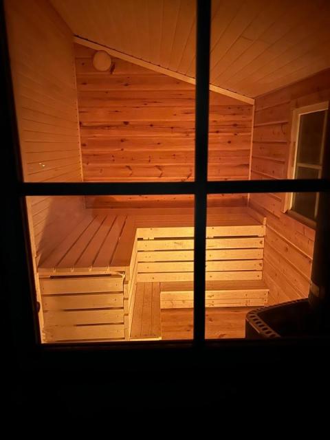 Log Cabin with hot-tub & Sauna, secluded location