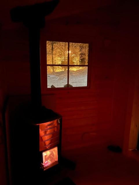 Log Cabin with hot-tub & Sauna, secluded location