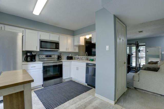 Pets Welcome! Humble Townhome 4 Mi to Airport