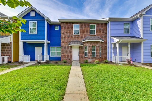 Modern Townhome w/ Yard: 5 Mi to Dtwn Charlotte