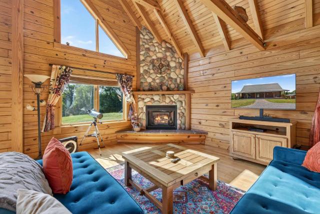 Mountain Escape on 6 acres w Hot Tub & Privacy