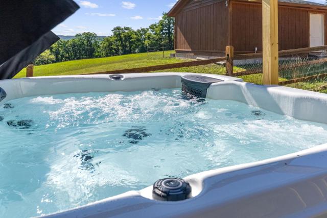 Mountain Escape on 6 acres w Hot Tub & Privacy