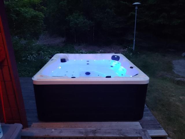 Log Cabin with hot-tub & Sauna, secluded location