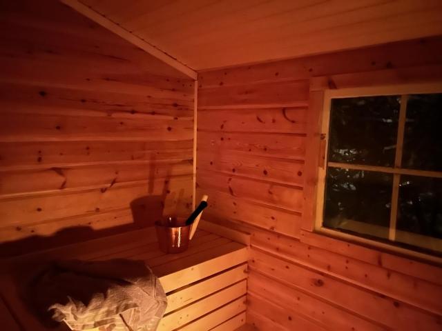 Log Cabin with hot-tub & Sauna, secluded location