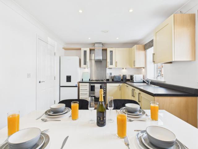 Brookbank Close by Signature Stays - Central - Parking - Racecourse