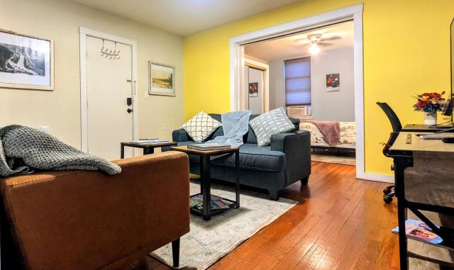 Relaxing Rustic Oasis, Unit A - 6 minute walk to Downtown! Pet-friendly & Cyclists Welcome!