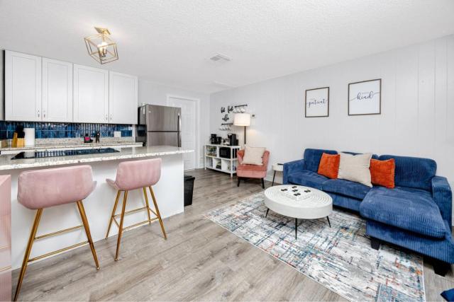 8 Mins to Beach, King Bed, Private Fenced Yard, Free Parking