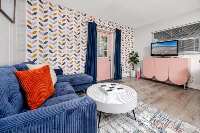 8 Mins to Beach, King Bed, Private Fenced Yard, Free Parking