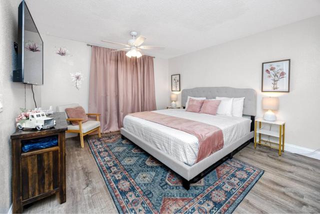 8 Mins to Beach, King Bed, Private Fenced Yard, Free Parking
