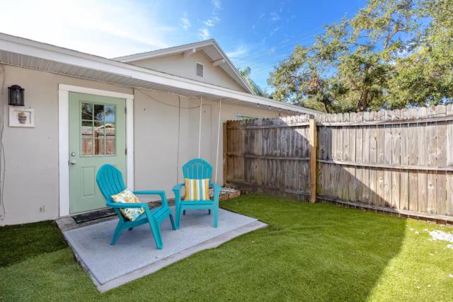 8 Mins to Beach, King Bed, Private Fenced Yard, Free Parking