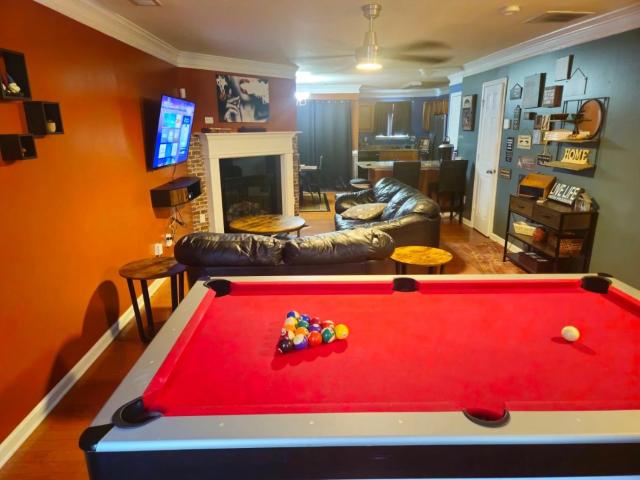 Amazing Large 3 Bed house with King Bed less than 10 miles to DTWN