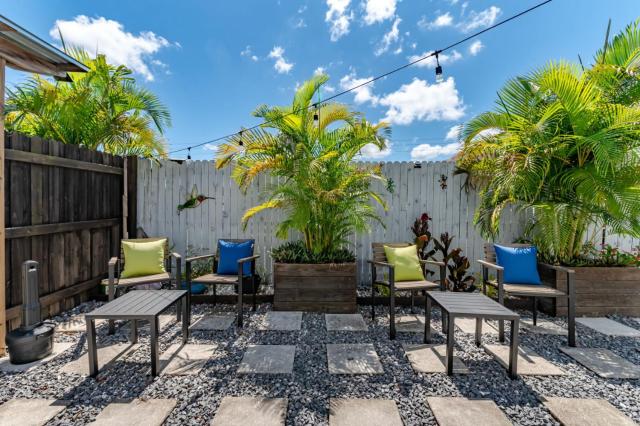Remodeled 2BR Apartment w/ Garden Deck