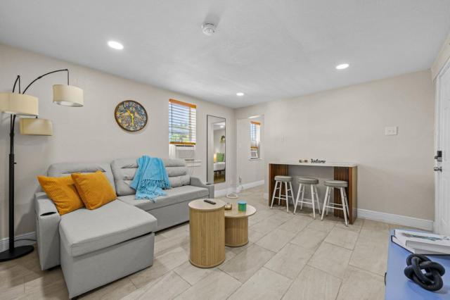 Remodeled 2BR Apartment w/ Garden Deck