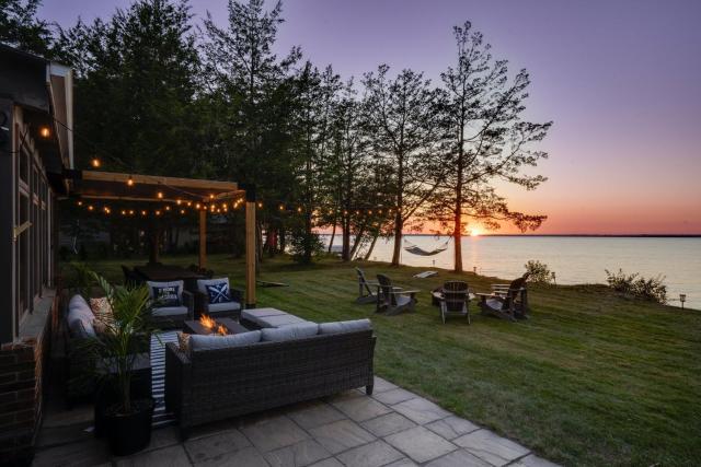 Waterfront Casa in wine County with SAUNA and HOT TUB