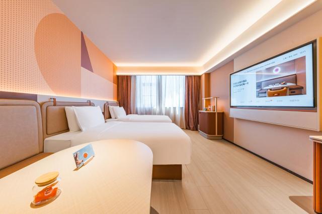 桔子上海浦东国际机场江镇酒店The hotel has designated shuttle buses to Pudong International Airport and Disneyland