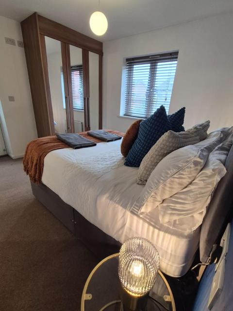 Modern 2-Bed Waterside House, Peaceful & Central