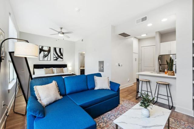 New Apt in DeepEllum with Pool and Parking near Baylor Med