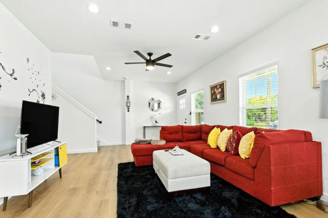 Brand-New 3 BR House Mins To Downtown and Airports