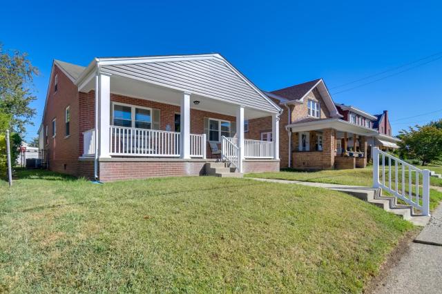 Walk to Ritter Park: Renovated Home Near Marshall!
