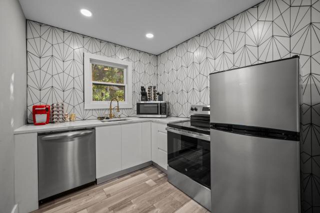 Charming Heights Apartment Near Cafes & Dining