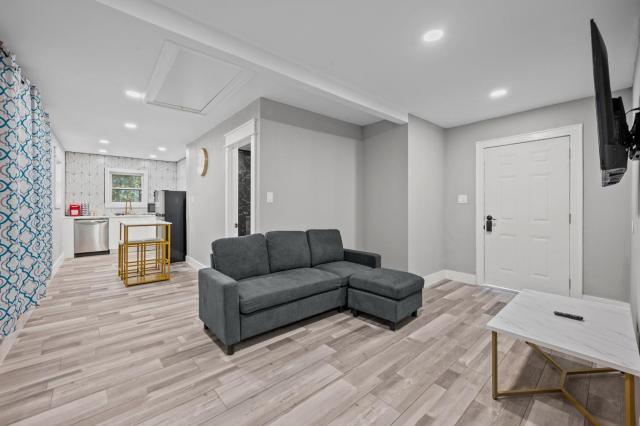 Charming Heights Apartment Near Cafes & Dining