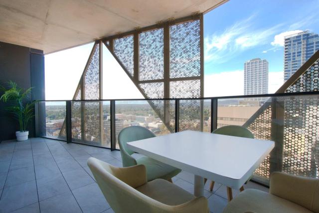 Urban Elegance - 2BR Apt with Beautiful City Views