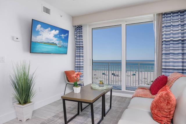 OPEN! Beachfront Beauty- Free Parking | HotTub