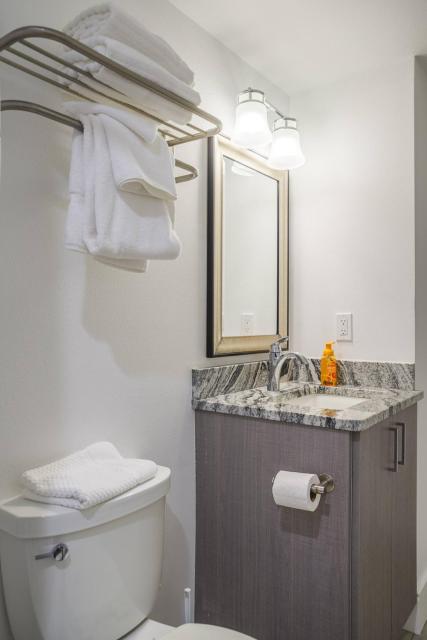 OPEN! Beachfront Beauty- Free Parking | HotTub