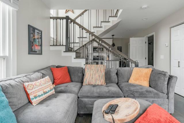 Walk about Hillsboro Village, 9 mins to downtown!