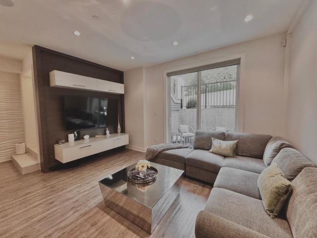 Kitsilano Retreat at Private 3 Bed with Parking and BBQ