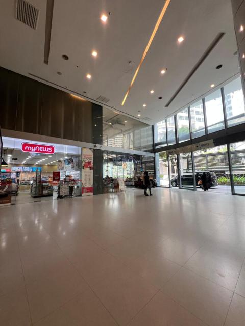 Mercu summer suites klcc luxury couple 1BR apartment with balcony, pool view free Netflix