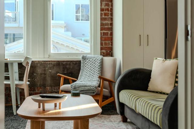 Modern 2-Bedroom Central City Apartment