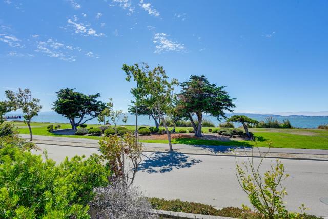1 Block to Bay: Pet-Friendly Retreat in Alameda!