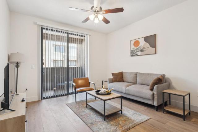 CozySuites Glendale - Westgate with pool 17