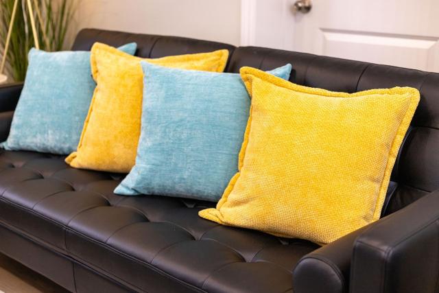 Stylish 2bed, 2bth Apt Malls & 25 Mins to Toronto