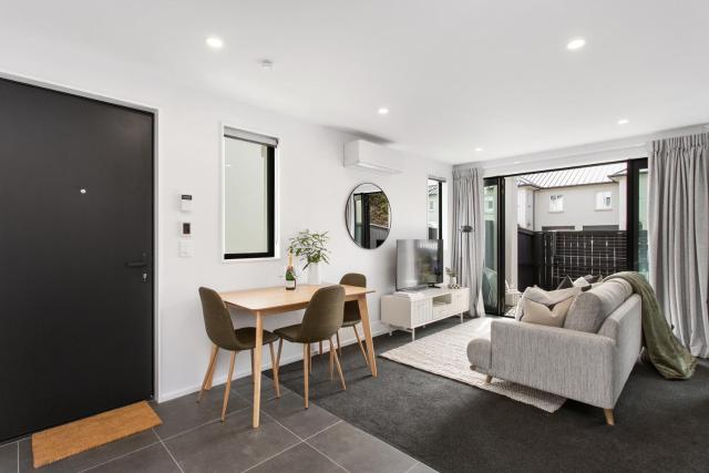 Sun Filled Living Hagley Park Hospital 2BR 2BA
