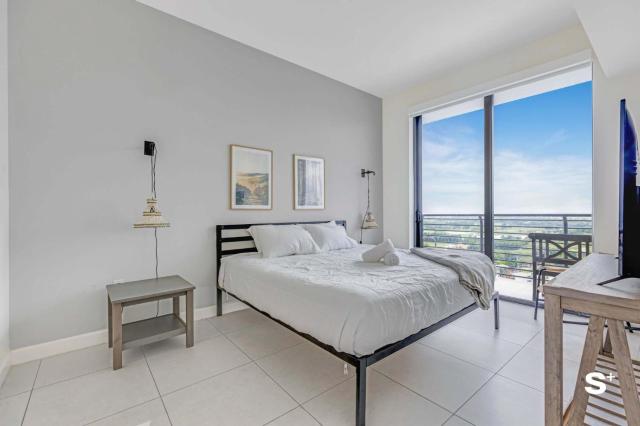 Doral 2BD Condo with Skyline Views and Fitness Center