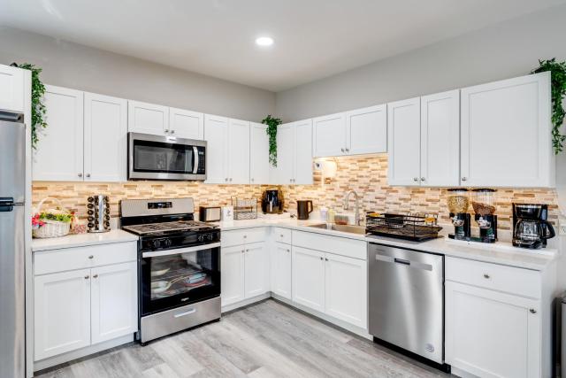 1 Mi to Dtwn Elgin: Dutch Colonial w/ Lovely Patio